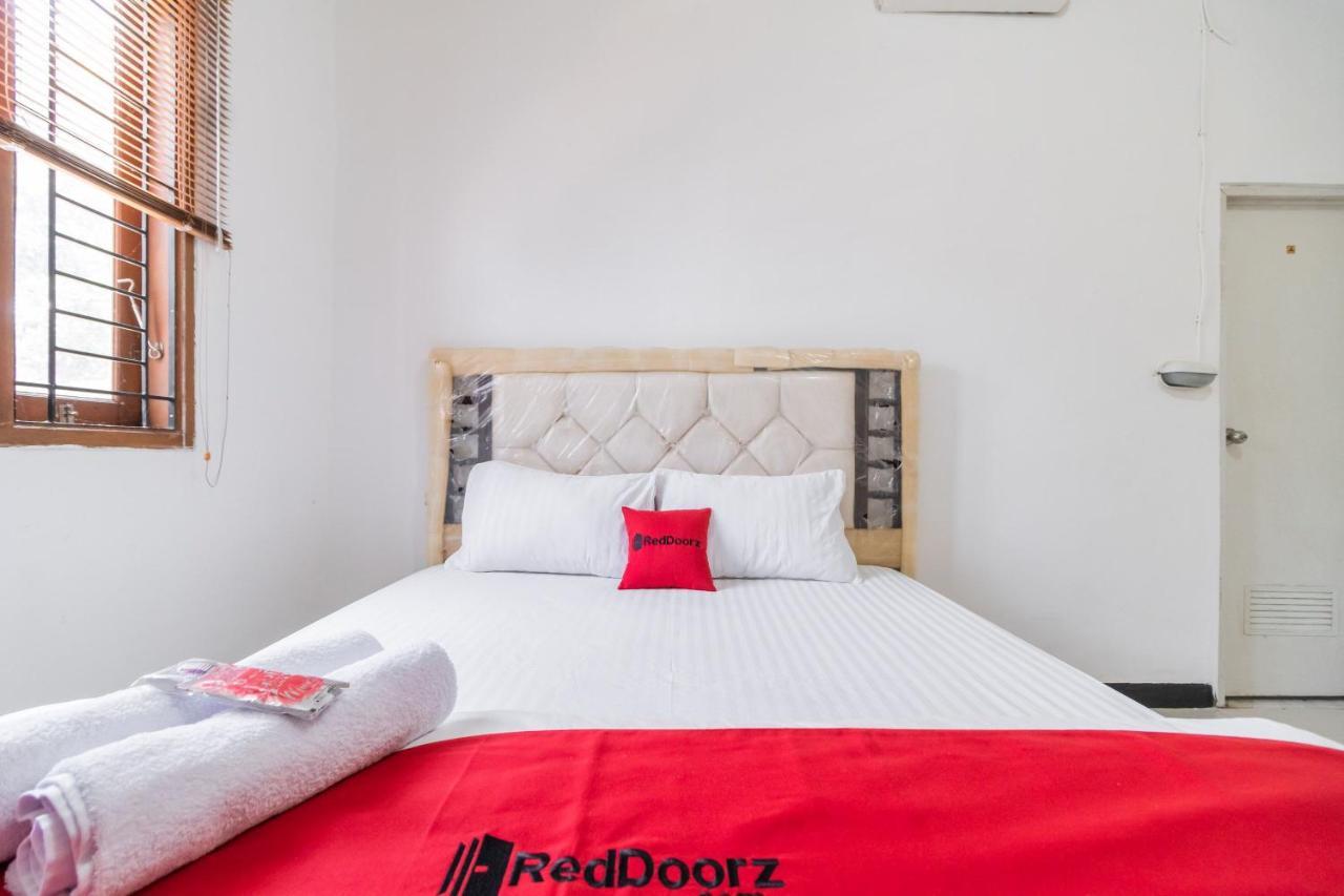 Hotel Reddoorz Near Terminal Bubulak Bogor Exterior foto
