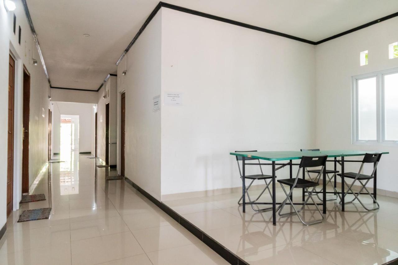 Hotel Reddoorz Near Terminal Bubulak Bogor Exterior foto